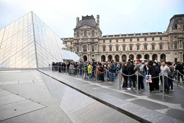Der Louvre wurde nach dem Einbruch für Besucher geschlossen. - © Emma Da Silva/AP/dpa