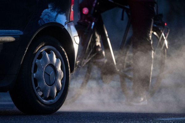 Ab 2027 soll das europäische Emissionshandelsystem auch auf den Verkehr ausgeweitet werden. - © Marijan Murat/dpa