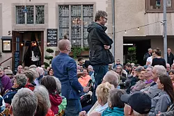 Mit viel Humor, Wortwitz und Jonglagek&uuml;nsten spielte Archie Clapp nicht nur auf der B&uuml;hne, sondern scheute auch den Gang ins Publikum nicht, wo er Zuschauer in das Programm integrierte. - &copy; Tanja Watermann