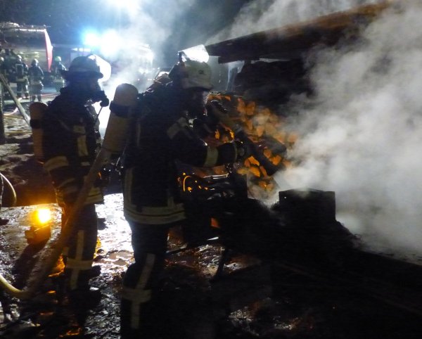 Ein Holzlager an einer Scheune in Kalldorf ist angezündet worden. - © Horst Brinkmann/Feuerwehr Kalletal