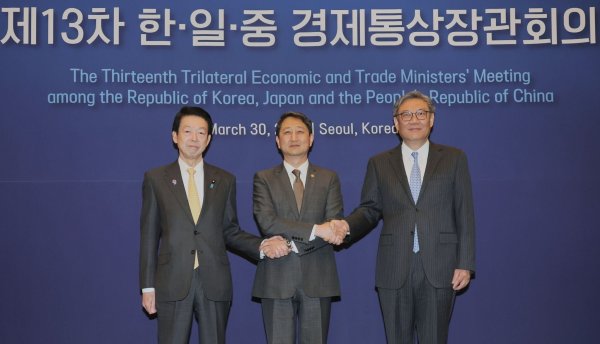 Die Handelsminister Südkoreas, Japans und Chinas haben über Freihandel gesprochen. - © Lee Jung-hoon/Yonhap via AP/dpa