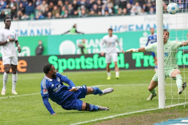Sylla trifft spät zum 3:3-Ausgleich für Schalke - © Daniel Löb/dpa