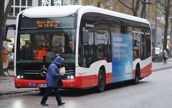 Hamburg ist die Stadt mit den meisten E-Bussen in der ÖPNV-Flotte. (Archivbild) - © Marcus Brandt/dpa