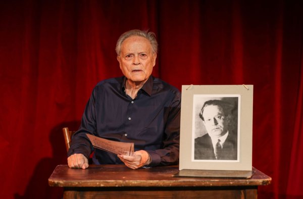 Der Schauspieler Bert Oberdorfer, der regelmäßig mit einer Tucholsky-Revue auftritt, ist immer wieder überrascht, wie aktuell die Texte des Journalisten und Satirikers noch sind. - © Oliver Berg/dpa