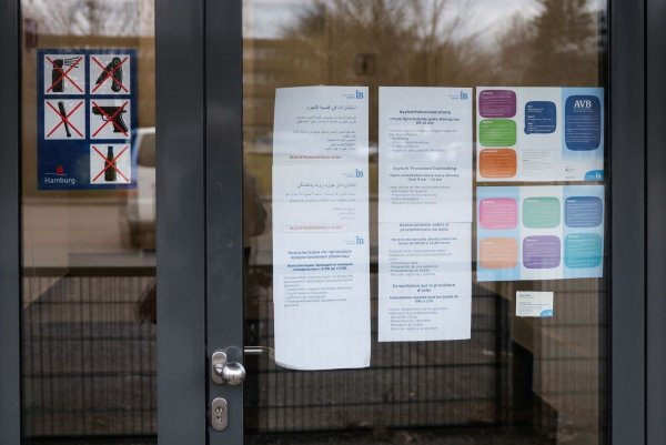 Am Eingang des Dublin-Zentrums in Hamburg-Rahlstedt hängen Informationsblätter, unter anderem zu den Sprechstunden der kostenlosen Asylverfahrensberatung. zu sehen. Die sogenannten Dublin-Regeln legen fest, in welchem europäischen Land ein Asylbewerber seinen Antrag auf Schutz stellen darf. (Archivfoto) - © Christian Charisius/dpa POOL/dpa