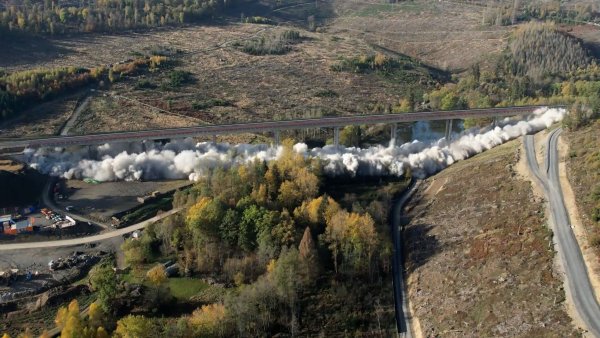 Ende Oktober 2022 wurde das erste Teilbauwerk der A45-Talbrücke Landeskroner Weiher bei Wilnsdorf gesprengt. Nun steht die Sprengung des zweiten Teilbauwerks an. - © Henning Kaiser/dpa