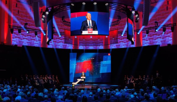 Große Bühne, große Botschaft: Europas Ziel bleibe Kooperation, sagt Kanzler Scholz. - © Michael Matthey/dpa