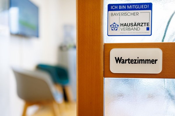 Union und SPD planen ein neues System für die Terminvergabe beim Arzt. (Archivbild) - © Daniel Karmann/dpa