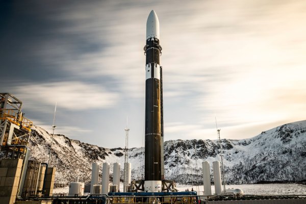 Die Rakete von Isar Aerospace auf dem Startplatz in Norwegen. (Handout) - © Brady Kenniston/Isar Aerospace, Photo Wingmen Media/AP/dpa