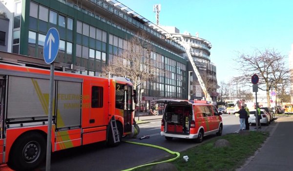 Bei einem Brand in einem Pflegeheim in Hannover wurden mehrere Menschen verletzt. - © ---/dpa