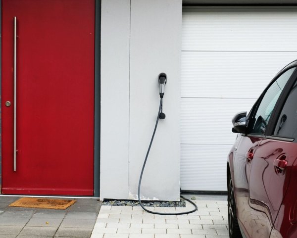 Dafür gibt es Zuschüsse: Solarstrom von der neuen Anlage auf dem eigenen Dach fördern lassen - und damit das E-Auto laden. - © Bernd Diekjobst/dpa-tmn