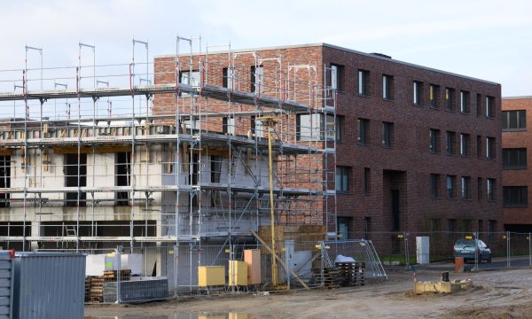 Bundesregierung, Bau- und Wohnungswirtschaft suchen Wege zu mehr bezahlbarem Wohnraum in Deutschland. - © Julian Stratenschulte/dpa