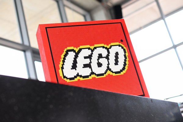 Recyceltes PET sei nur eines von Hunderten verschiedener nachhaltiger Materialien, die Lego getestet habe, hieß es aus Billund. - © Tobias Hase/dpa