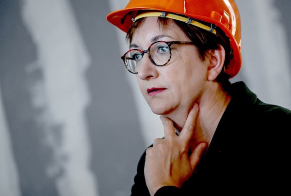 Bauministerin Klara Geywitz (SPD) bei einer Baustellenbesichtigung. Im Kanzleramt tagt heute der «Wohnungsbaugipfel». - © Britta Pedersen/dpa