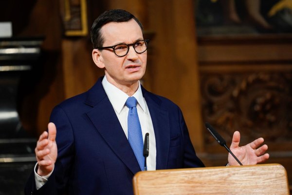 Polens Ministerpräsident Mateusz Morawiecki hat eigenen Angaben zufolge Kontrollen von Kleinbussen, Bussen, Lieferwagen und Autos an der Grenze zur Slowakei angewiesen. - © Uwe Anspach/dpa