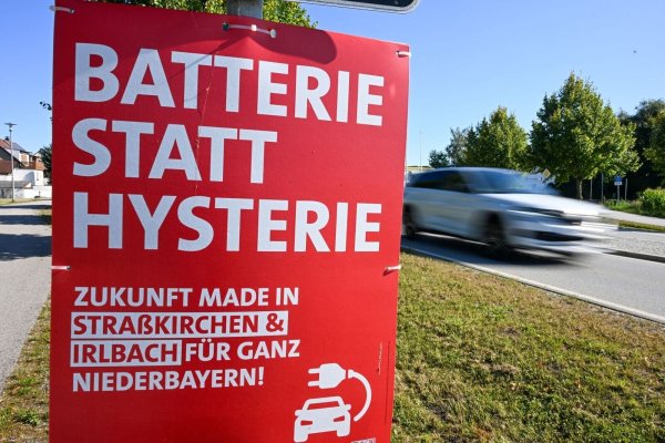 Beim Bürgerentscheid in Straßkirchen entschied sich eine klare Mehrheit für den Bau einer BMW-Batteriefabrik. - © Armin Weigel/dpa
