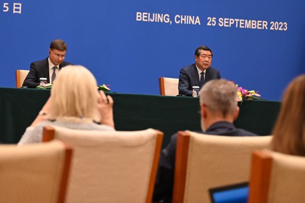 Chinas Vize-Premier He Lifeng (r.) spricht neben EU-Handelskommissar Valdis Dombrovskis auf einer Pressekonferenz nach dem EU-China-Dialog zu Handel und Wirtschaft. - © Johannes Neudecker/dpa