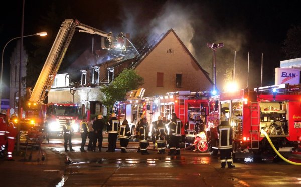 Großeinsatz: Feuerwehrleute sind aus Herford, Bad Salzuflen, Enger, Vlotho und Hiddenhausen angerückt. - © Frank-Michael Kiel-Steinkamp