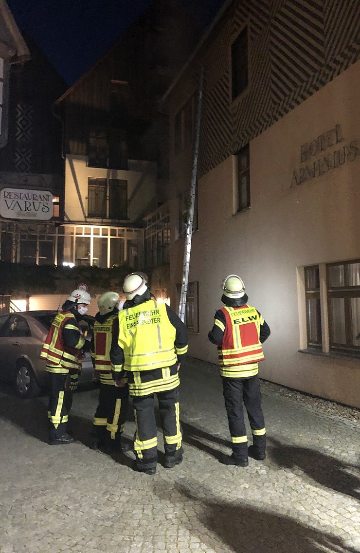 Ein Zimmerbrand in der Salzufler Ritterstraße hat am frühen Dienstagmorgen die Feuerwehr auf den Plan gerufen. Die 22 Hotelgäste konnten sich rechtzeitig in Sicherheit bringen. - © Feuerwehr Bad Salzuflen
