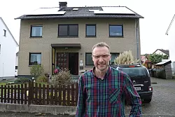 Andreas Nunne hat Photovoltaik Anlagen auf seinem Dach angebracht. Seine Heizung aus den 1990er hat er mit ein paar einfachen Kniffen selbst modernisiert. - © Till Sadlowski