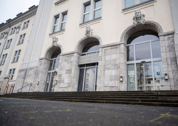 Geiselnahme und Vergewaltigung: Vier Männer in Hagen vor Gericht. (Symbolbild) - © Bernd Thissen/dpa