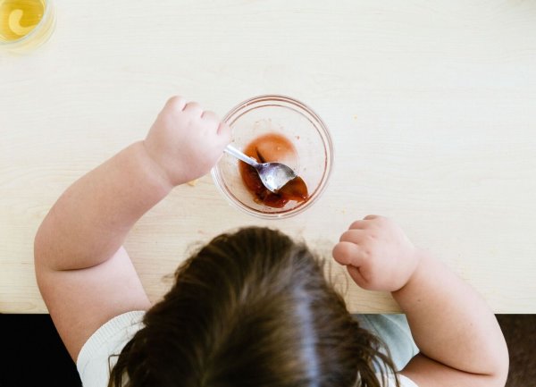 Bis 2050 könnte es 3,8 Milliarden Erwachsene und 746 Millionen Kinder und Jugendliche mit Übergewicht oder Fettleibigkeit geben. (Archivbild) - © Markus Scholz/dpa