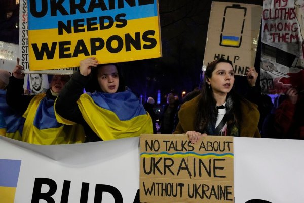 Die Ukraine ist bisher auf US-Militärhilfe im Kampf um ihr Bestehen im russischen Angriffskrieg angewiesen. (Archivbild) - © Czarek Sokolowski/AP/dpa