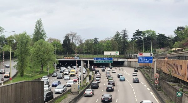 Eine Spur der Périphérique wird im Berufsverkehr für Fahrgemeinschaften, Taxis und Busse reserviert. (Archivbild) - © Michael Evers/dpa