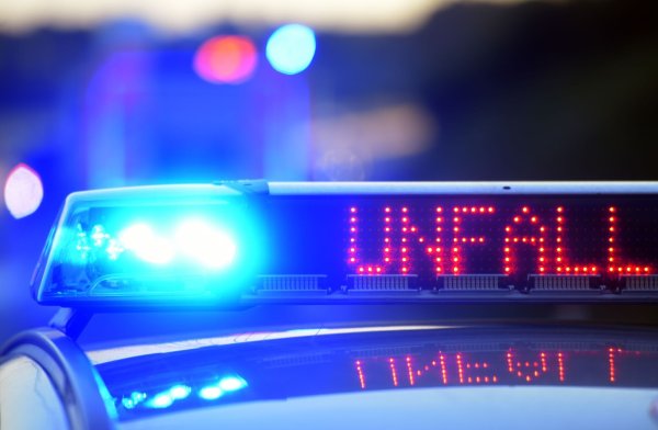 Die Polizei hat die Unfallstelle abgesperrt und leitet den Verkehr ab. (Symbolbild) - © Stefan Puchner/dpa