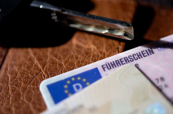 Über alle Klassen hinweg gab es 2024 sowohl bei den theoretischen als auch bei den praktischen Fahrprüfungen einen Rekord. - © Sven Hoppe/dpa