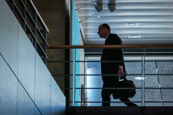 CDU-Chef Friedrich Merz kommt zu den Sondierungsgesprächen von Union und SPD. - © Kay Nietfeld/dpa