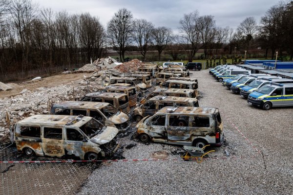 Die Ermittler prüfen auch einen Zusammenhang mit dem Brand von 23 Polizeiautos im Januar. (Archivbild) - © Matthias Balk/dpa