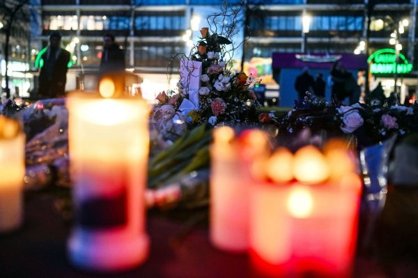 Mit Blumen und Kerzen wird nach der Todesfahrt der Opfer gedacht. - © Uli Deck/dpa