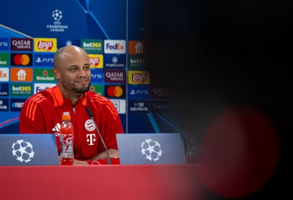 Vincent Kompany beantwortet mal wieder Fragen zum Duo Jamal Musiala und Florian Wirtz. - © Sven Hoppe/dpa