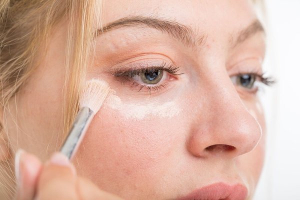 Leichte Augenringe lassen sich mit einem Concealer kaschieren. - © Christin Klose/dpa-tmn