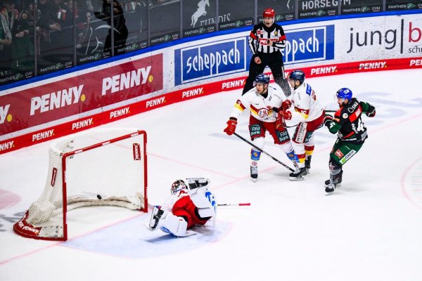 Augsburg bezwingt Düsseldorf und hofft wieder auf den Ligaerhalt in der Deutschne Eishockey Liga. - © Tom Weller/dpa