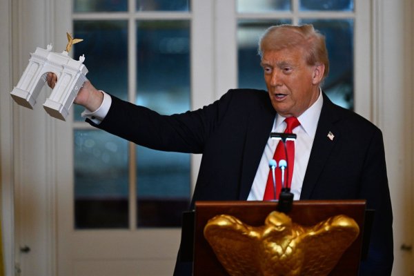 Trump stellte bei einem Spendendinner ein Modell für einen Triumphbogen in der US-Hauptstadt Washington vor. - © John McDonnell/AP/dpa