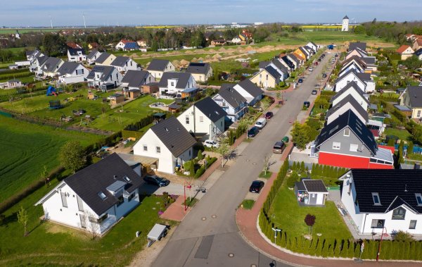 Ist für eine Mehrheit der Deutschen der Wohntraum: das freistehende Einfamilienhaus. (Symbolbild) - © Jan Woitas/dpa-Zentralbild/dpa