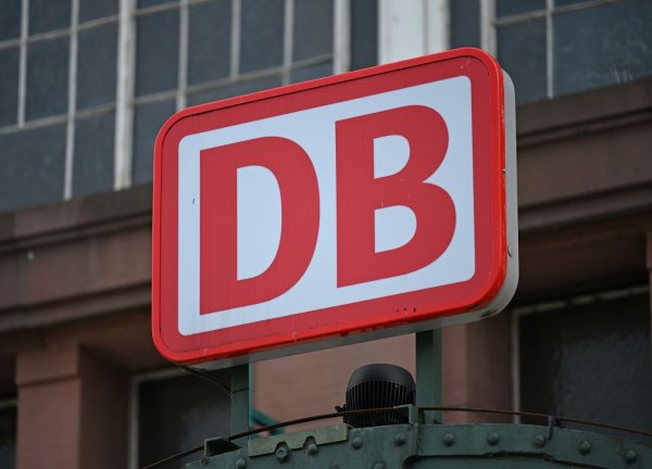 Für zwei Wochen wird die Strecke Emmerich-Oberhausen gesperrt (Symbolbild) - © Michael Brandt/dpa