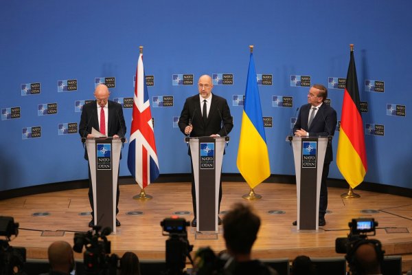 Von den Nato-Verteidigungsministern erhielt die Ukraine einige Hilfszusagen. - © Virginia Mayo/AP/dpa
