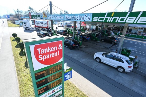 In Österreich tankt es sich in der Regel günstiger - das liegt aber nicht daran, dass die Preise nur einmal pro Tag angehoben werden dürfen. (Symbolbild) - © Felix Kästle/dpa
