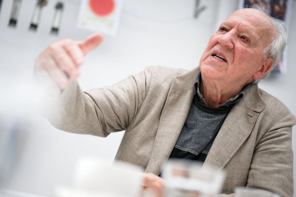 Filmregisseur Werner Herzog (83) hat mit seinem Instagram-Account für Aufsehen gesorgt. - © Henning Kaiser/dpa