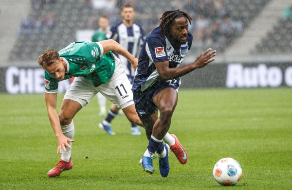 Deyovaisio Zeefuik (r) wird den Berlinern mindestens zwei Spiele fehlen. (Archivbild) - © Andreas Gora/dpa