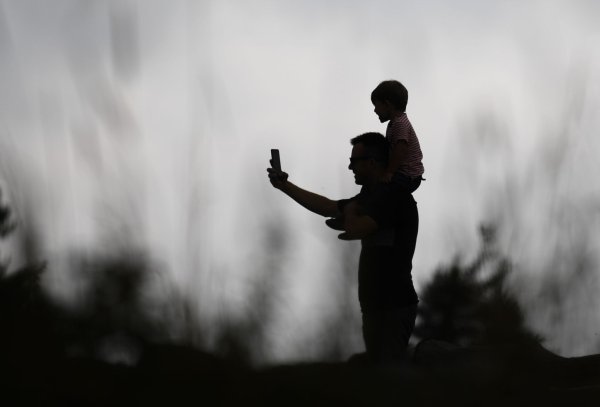 Ob Kinderfotos ins Internet gehören, ist eine vieldiskutierte Frage. (Archivfoto) - © Arne Dedert/dpa