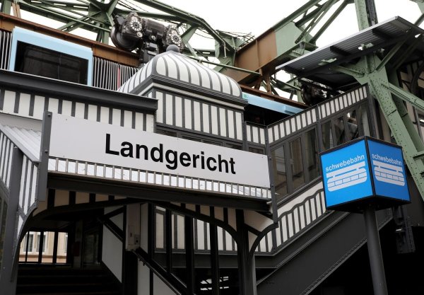 Ein Mann soll einen Fußgänger in Solingen absichtlich angefahren und meterweit durch die Luft geschleudert haben - Nun steht der Fahrer vor Gericht. (Symbolbild) - © Oliver Berg/dpa