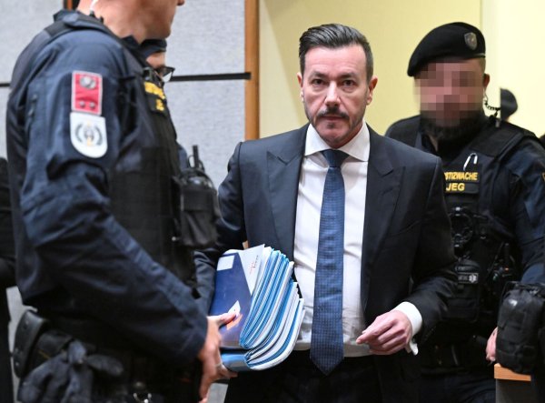 Nach einem ersten Urteil kommt ein neuer Prozess auf den Ex-Milliardär René Benko zu. - © Barbara Gindl/APA/dpa