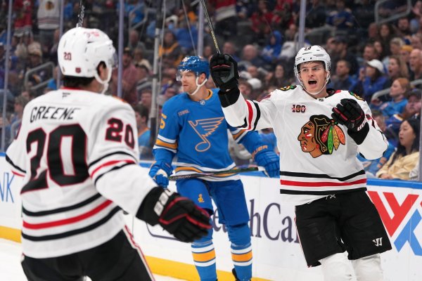 Lukas Reichel (r) erzielte erstmals zwei Tore in einem NHL-Spiel. - © Jeff Roberson/AP/dpa