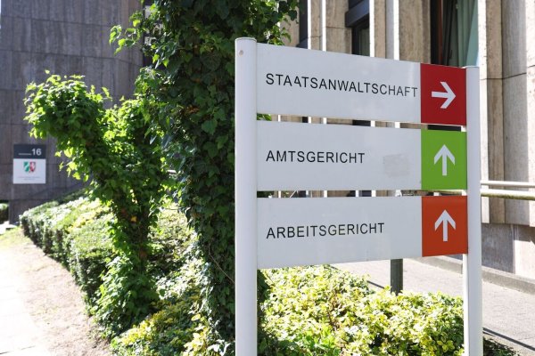 Gegen fünf Männer ist Anklage wegen gewerbsmäßigen Bandenbetrugs erhoben worden (Archivbild) - © Friso Gentsch/dpa