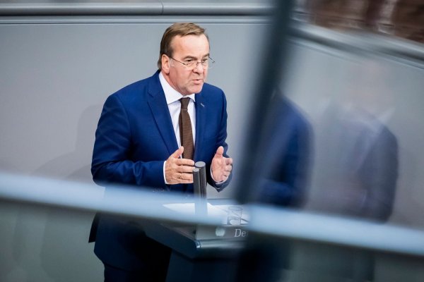 Bundesverteidigungsminister Boris Pistorius (SPD) wirbt im Bundestag für sein Wehrdienstmodell, zeigt sich aber offen für Kompromissvorschläge. - © Christoph Soeder/dpa