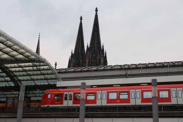 Die Züge in Köln fahren wieder. - © Sascha Thelen/dpa
